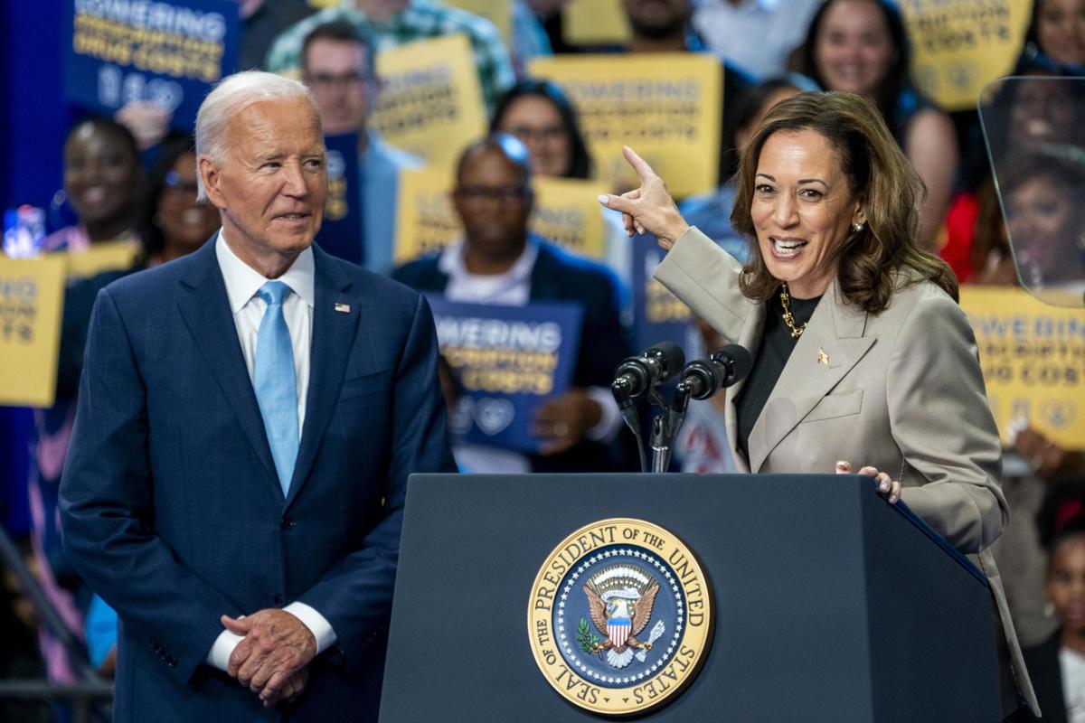 La candidata demócrata y vicepresidenta, Kamala Harris (d) junto al presidente de Estados Unidos, Joe Biden, este jueves. (Foto de Shawn Thew de la agencia EFE/EPA)