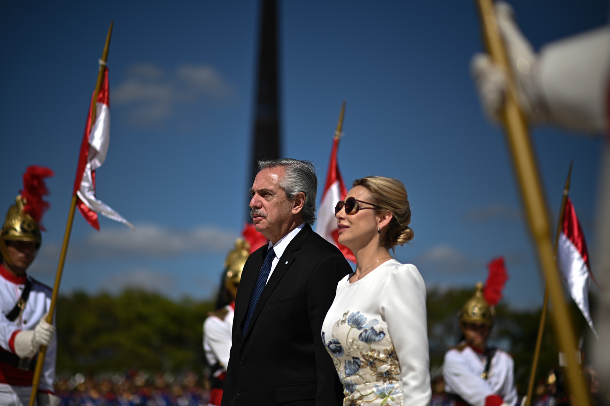 El entonces presidente de Argentina, Alberto Fernández (i), junto a la entonces primera dama, Fabiola Yáñez (d) durante una visita a Brasilia (Brasil). (Foto de archivo de Andre Borges de la agencia EFE)