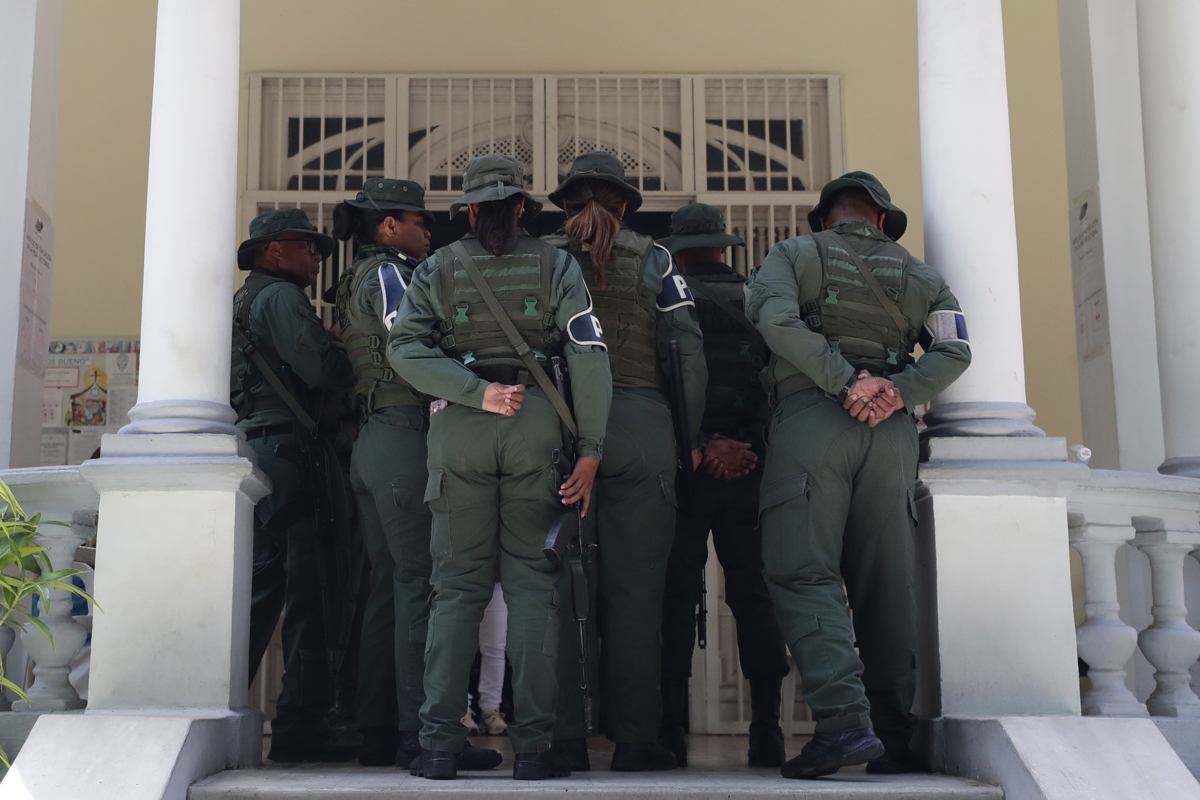 Fotografía de archivo del 28 de julio de 2024 de Integrantes de la Policía Militar venezolana que bloquean el acceso a los periodistas al centro de votación Instituto Elena de Bueno donde votó la líder de la oposición Venezolana, María Corina Machado, en Caracas (Venezuela). (Foto de Ronald Peña R. de la agencia EFE)