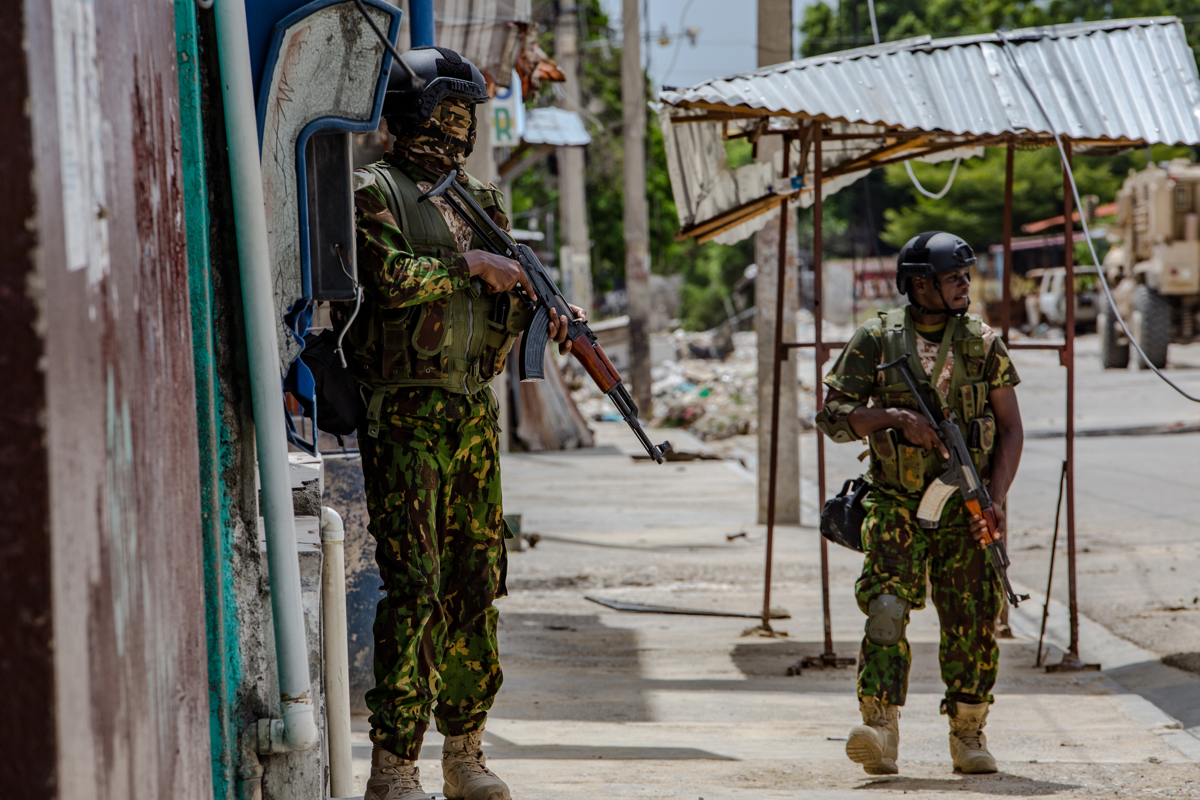 Fotografía de archivo del 29 de julio de 2024 de policías kenianos que vigilan las calles en Puerto Príncipe (Haití). (Foto de Mentor David Lorens de la agencia EFE)