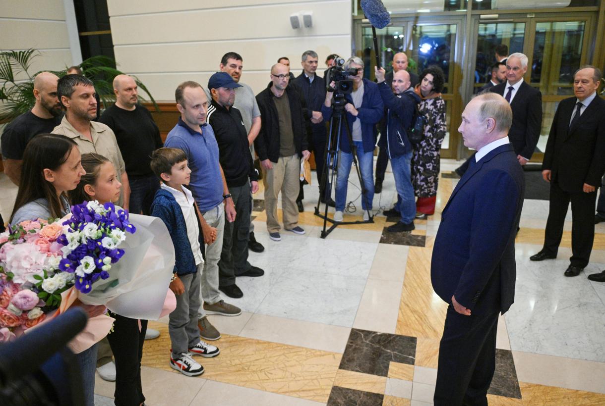 El presidente ruso Vladimir Putin se reúne con ciudadanos rusos liberados después del intercambio de prisioneros ruso-estadounidenses en Turquía en el Aeropuerto Internacional Vnukovo en Moscú. (Fotografía de Cortesía de Kirill Zykov a la agencia EFE/EPA/ /SPUTNIK/Kremlin Pool