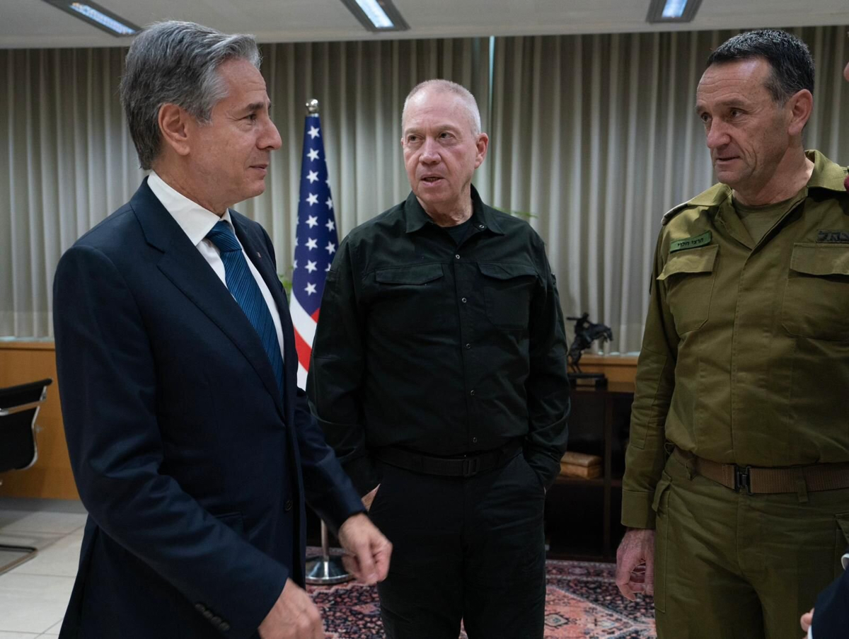 El ministro de Defensa israelí, Yoav Gallant (centro), aseguró que sus tropas seguirán operando en Gaza hasta lograr el objetivo de destruir al grupo terrorista Hamas, durante una reunión con el secretario de Estado estadounidense, Antony Blinken. (Foto de EFE)