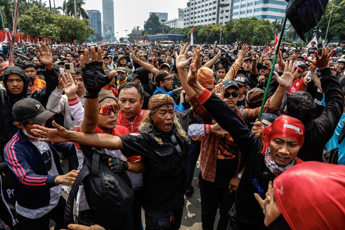 Manifestantes gritan consignas durante una manifestación frente al Parlamento contra el intento del gobierno de revertir un fallo del tribunal constitucional sobre las leyes electorales, en Yakarta, Indonesia, el 22 de agosto de 2024. (Foto Mast Irham de la agencia EFE/EPA)