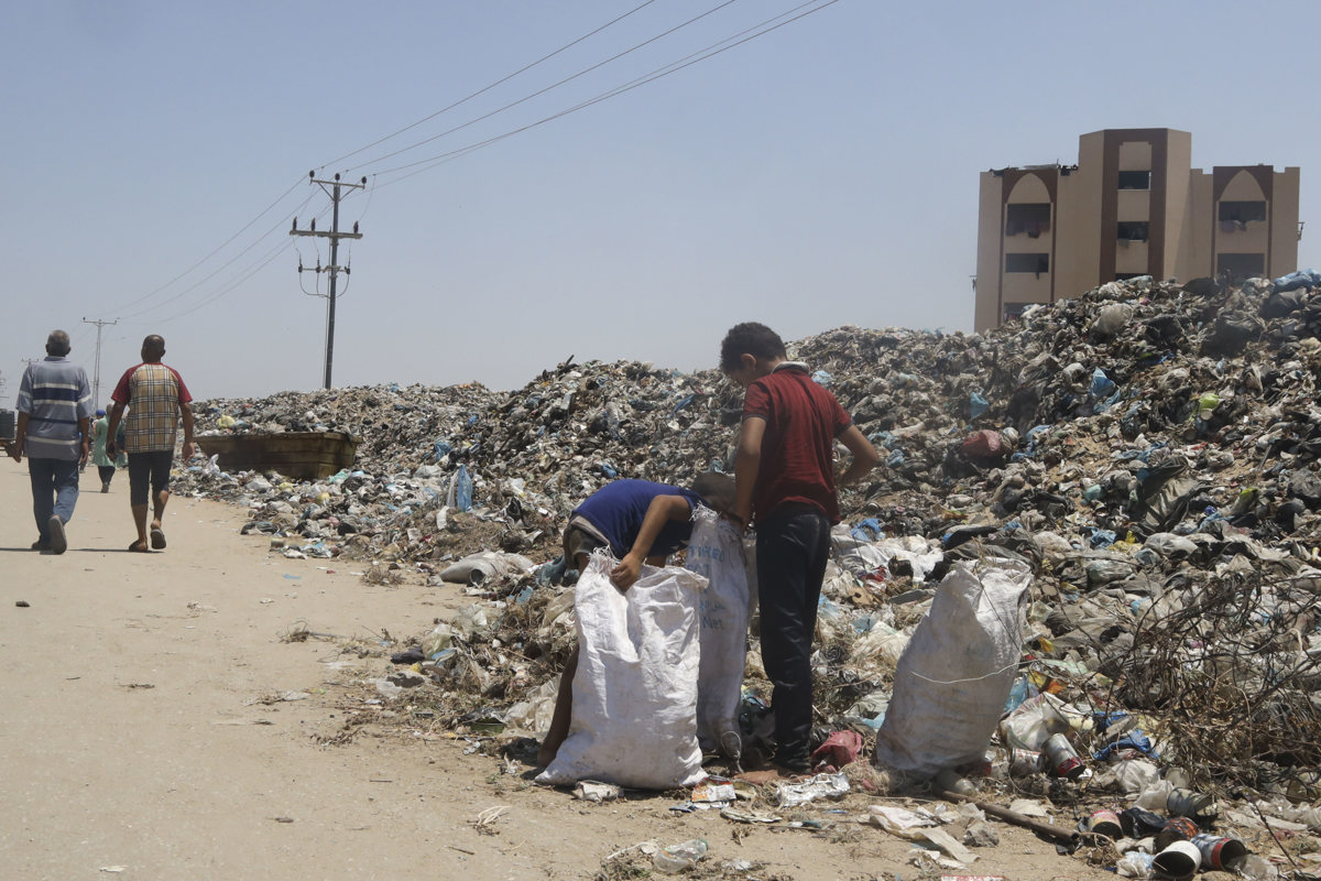 En la Franja de Gaza, donde la basura se acumula en enormes vertederos junto a los campamentos de tiendas de campaña y comprar un bote de champú cuesta hasta 40 dólares, las dificultades para mantener una mínima higiene están provocando problemas de salud, como dermatitis, hongos o alergias. (Foto de EFE)