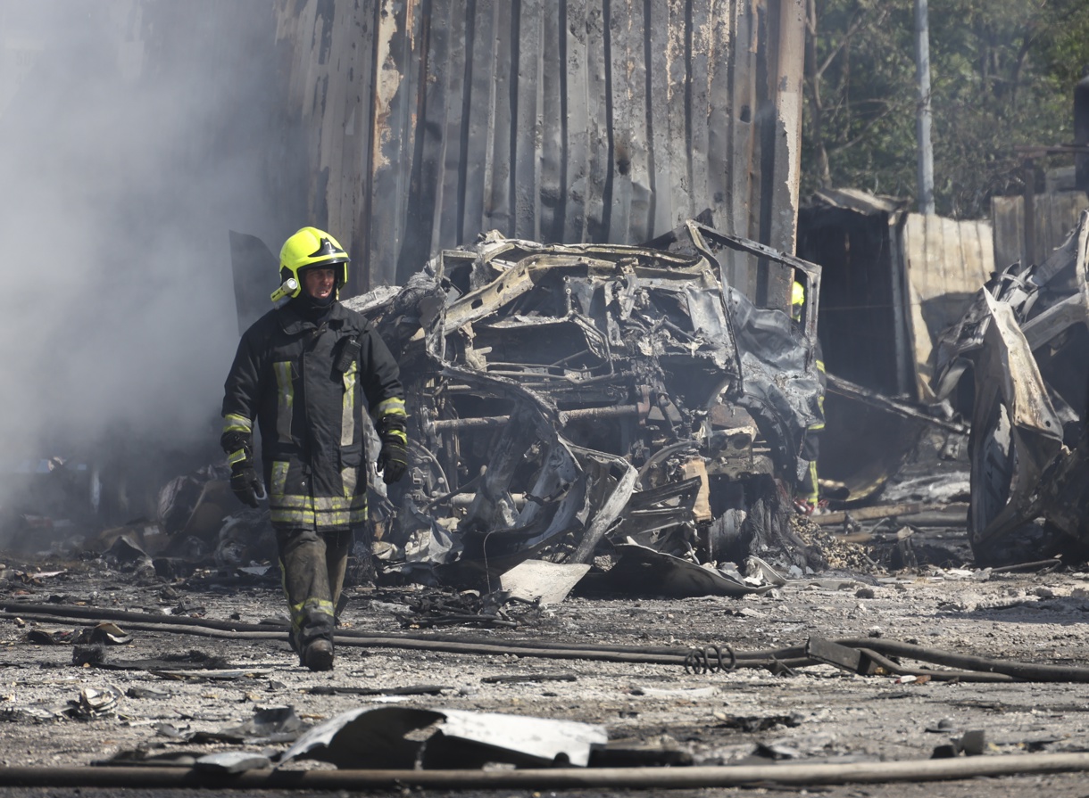 Lugar del impacto de los misiles en un depósito de transporte automotor de una empresa privada cerca de Odesa, en el sur de Ucrania, el 26 de agosto de 2024, tras un bombardeo combinado sobre todo el territorio de Ucrania. (Foto de Igor Tkachenko de la agencia EFE/EPA)