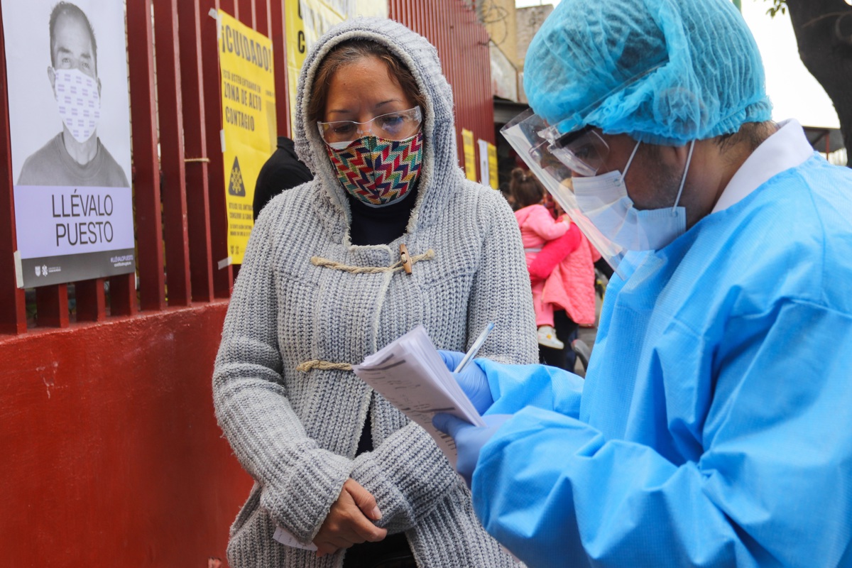 Un trabajador del sector Salud recibe a personas para la prueba rápida de Covid-19, en uno de los puestos instalados en Ciudad de México. (Fotografía de archivo de José Pazos de la agencia EFE)