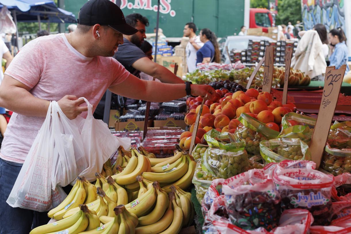 Fotografía de archivo de un comprador que mira productos en un mercado callejero en Boston, Massachusetts, EUA, el 16 de agosto de 2024. (Foto de Cj Gunther de la agencia EFE/EPA)