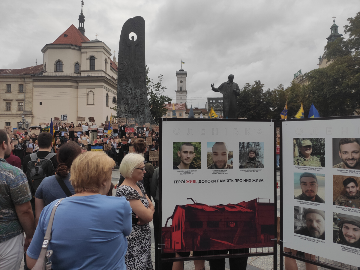 Varias personas participan en una marcha en apoyo a Ucrania y contra Rusia en Leópolis (Ucrania). (Foto de Rostyslav Averchuk de la imagen EFE)