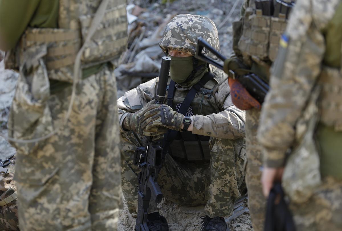 Entrenamiento de soldados ucranianos en una foto del 10 de abril de 2024. (Foto de Sergey Dolzhenko de la agencia EFE/EPA)