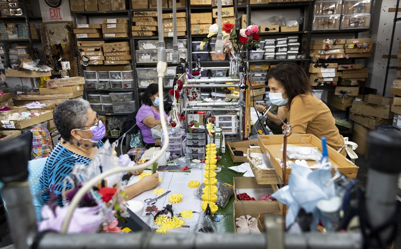 Fotografía de archivo de empleados de M & S Schmalberg que trabajan en el montaje de flores artificiales individuales en la fábrica de la empresa en el Garment District de Nueva York, Nueva York, EUA, 5 de febrero de 2021. (Foto de Justin Lane de la agencia EFE/EPA)