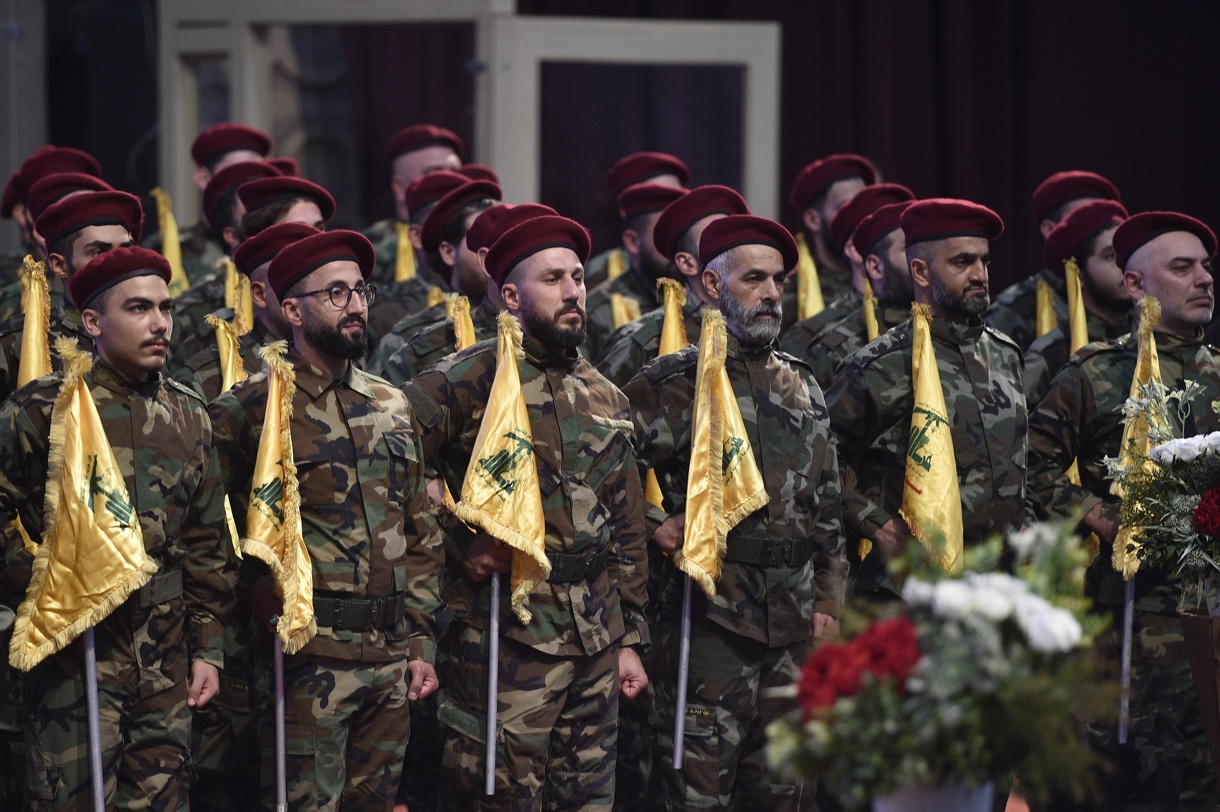 Combatientes de Hezbolá se reúnen antes de la procesión fúnebre del fallecido comandante de alto rango de Hezbolá, Fuad Shukr, muerto en un ataque israelí, en Beirut, Líbano, 01 de agosto de 2024. (Líbano, Hizbulá/Hezbolá) (Fotografía de Wael Hamzeh de la agencia EFE/EPA)