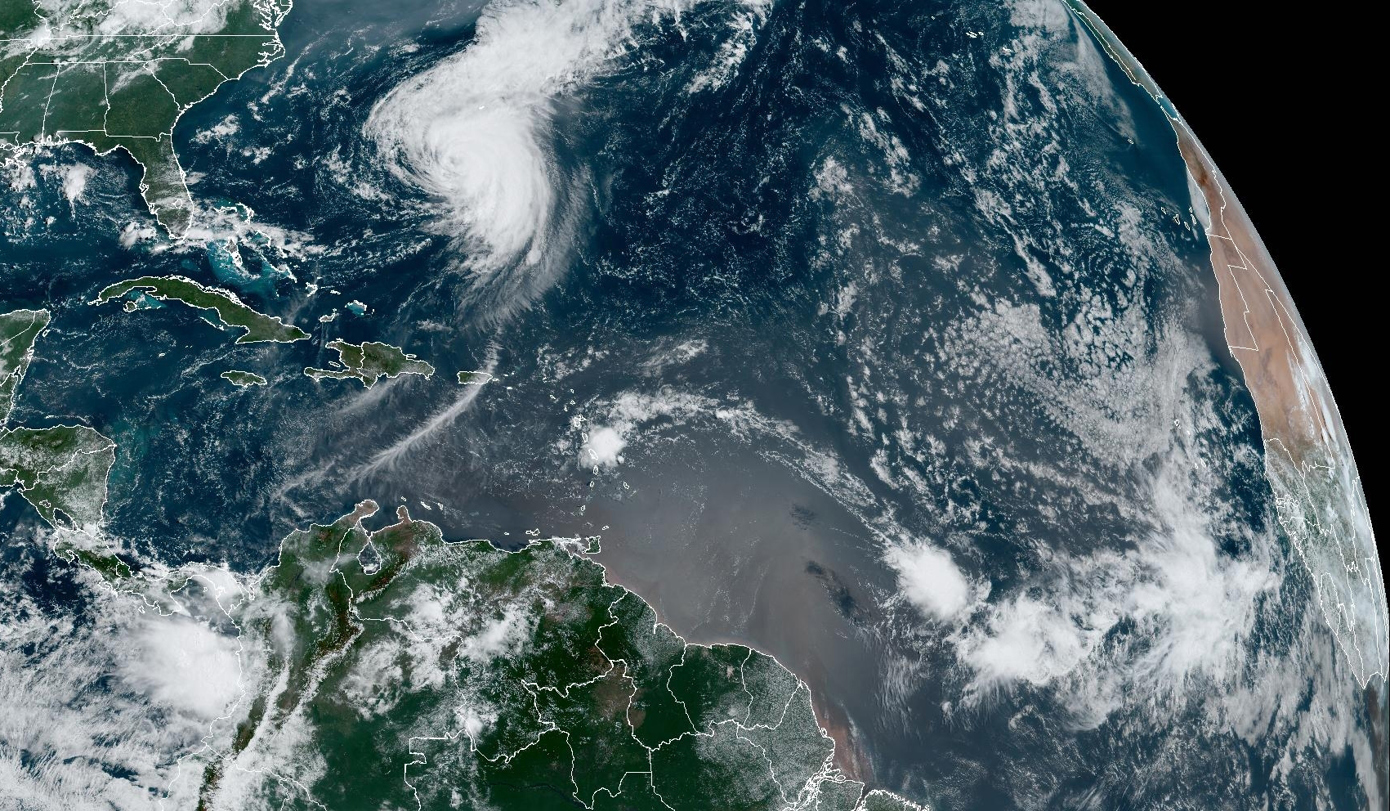 Fotografía satelital cedida por la Oficina Nacional de Administración Oceánica y Atmosférica (NOAA) a través del Centro Nacional de Huracanes (NHC) de Estados Unidos este viernes, donde se muestra la localización del huracán Ernesto en el Atlántico. (Foto NOAA-NHC de la agencia EFE)