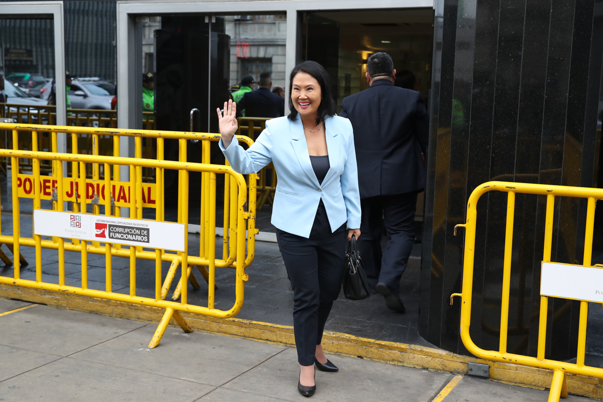 Fotografía de archivo del 01 de julio de 2024 de la excandidata presidencial peruana Keiko Fujimori saludando a su llegada a la Corte Superior de Justicia en Lima (Perú). (Foto de Paolo Aguilar de la agencia EFE)