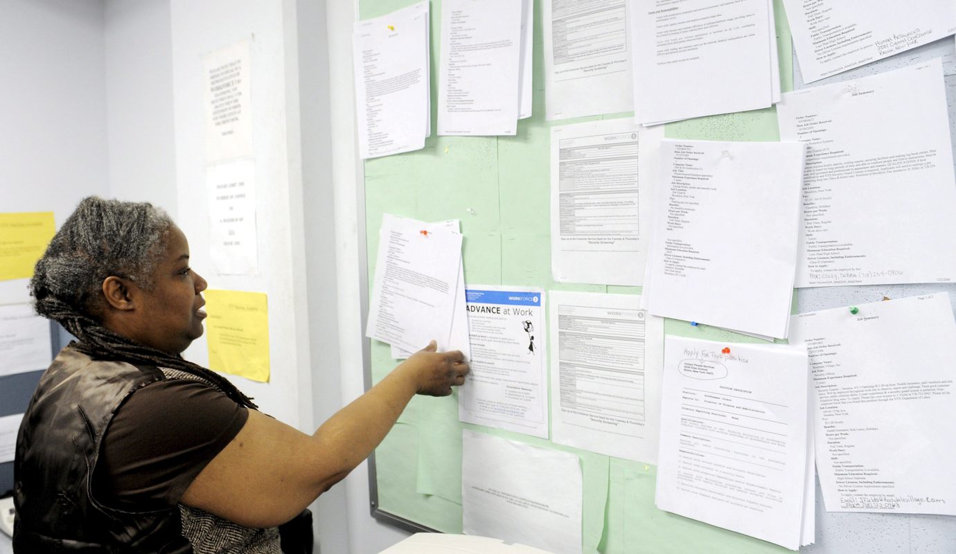 Fotografía de archivo donde aparece una mujer en busca trabajo en un tablón de anuncios del centro de desempleo Workforce1 Career Center en Brooklyn, Nueva York, EUA. (Foto de Justin Lane de la agencia EFE)