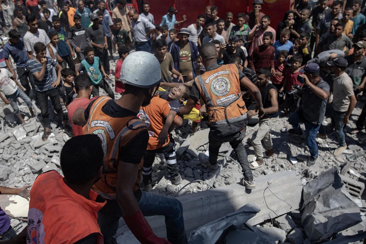 Los servicios de emergencia rescatan a supervivientes de debajo de los escombros después de que un ataque aéreo israelí destruyera varias casas en el campamento de Jan Yunis, en el sur de la Franja de Gaza, el 27 de agosto de 2024. (Foto de Haitham Imad de la agencia EFE/EPA)