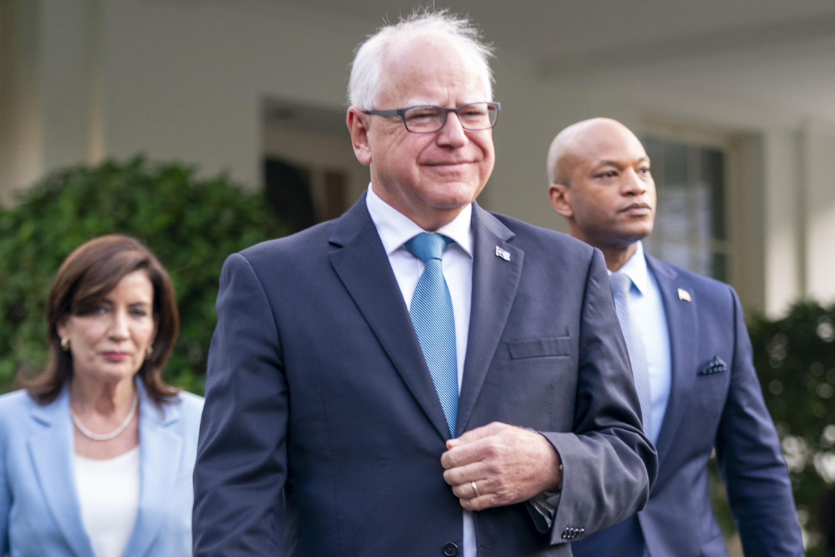 Fotografía de archivo del 3 de julio de 2024 que muestra al gobernador de Minnesota, Tim Walz (c), la gobernadora de Nueva York, Kathy Hochul (i), y el gobernador de Maryland, Wes Moore (d), saliendo del Ala Oeste para hacer declaraciones a los medios de comunicación tras su reunión con el presidente de EUA, Joe Biden, en la Casa Blanca en Washington (Estados Unidos). (Foto de Shawn Thew de la agencia EFE)