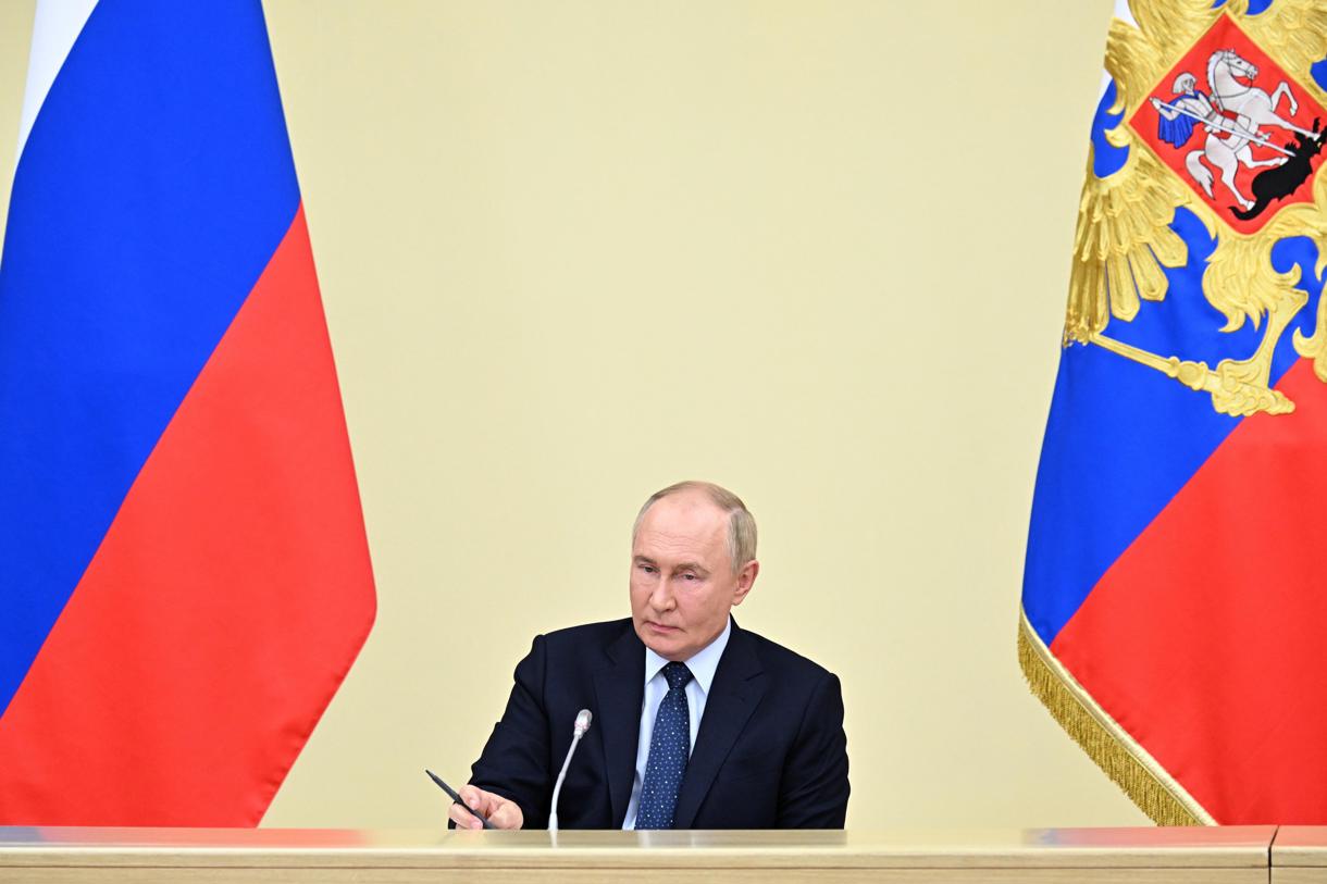 El presidente ruso, Vladimir Putin, sostiene una reunión con miembros del gobierno en la residencia estatal de Novo-Ogaryovo, en las afueras de Moscú, Rusia, 07 de agosto de 2024. (Foto Sergey Bobylev de la agencia EFE/EPA)