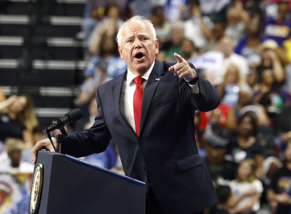 El candidato demócrata a la vicepresidencia, gobernador de Minnesota, Tim Walz, habla durante un mitin en el Centro Thomas y Mack de la Universidad de Nevada en Las Vegas, Nevada, EUA, el 10 de agosto de 2024. (Foto de Bizuayehu Tesfaye de la agencia EFE/EPA)