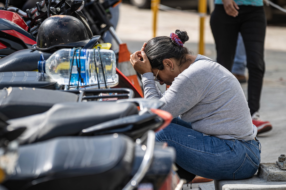 Familiares de las personas detenidas durante las protestas por los resultados electorales dados por el Consejo Nacional Electoral (CNE), esperan en una fila para ingresar al comando zona 7 del Cuerpo Policía Nacional Bolivariana (CPNB) en Caracas (Venezuela). (Fotografía de Henry Chirinos de la agencia EFE)