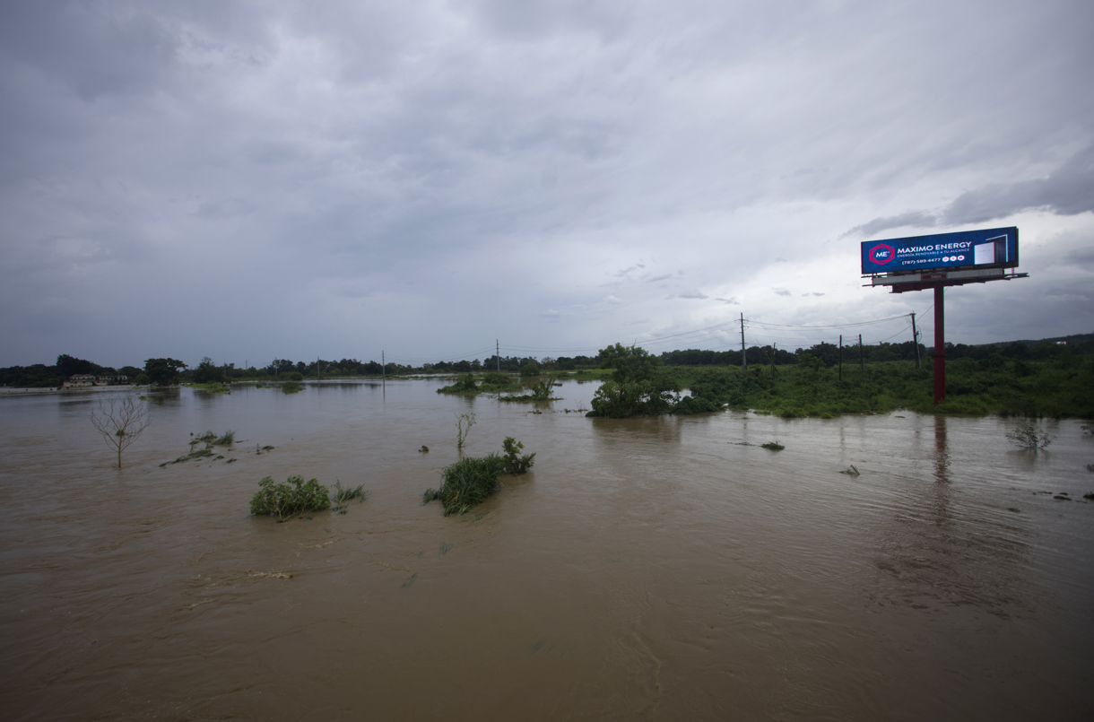 Fotografía de una carretera inundada tras el paso del huracán Ernesto, este 14 de agosto de 2024 en Toa Baja (Puerto Rico). (Foto de Thais Llorca de la agencia EFE)