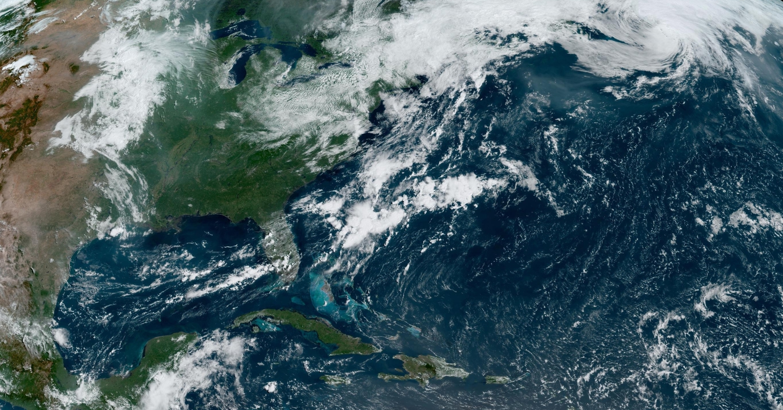 Fotografía satelital cedida por la Oficina Nacional de Administración Oceánica y Atmosférica (NOAA) a través del Centro Nacional de Huracanes (NHC) de Estados Unidos donde se muestra la localización del ciclón postropical Ernesto en el extremo norte del Atlántico. (Foto de la Oficina Nacional de Administración Oceánica y Atmosférica)