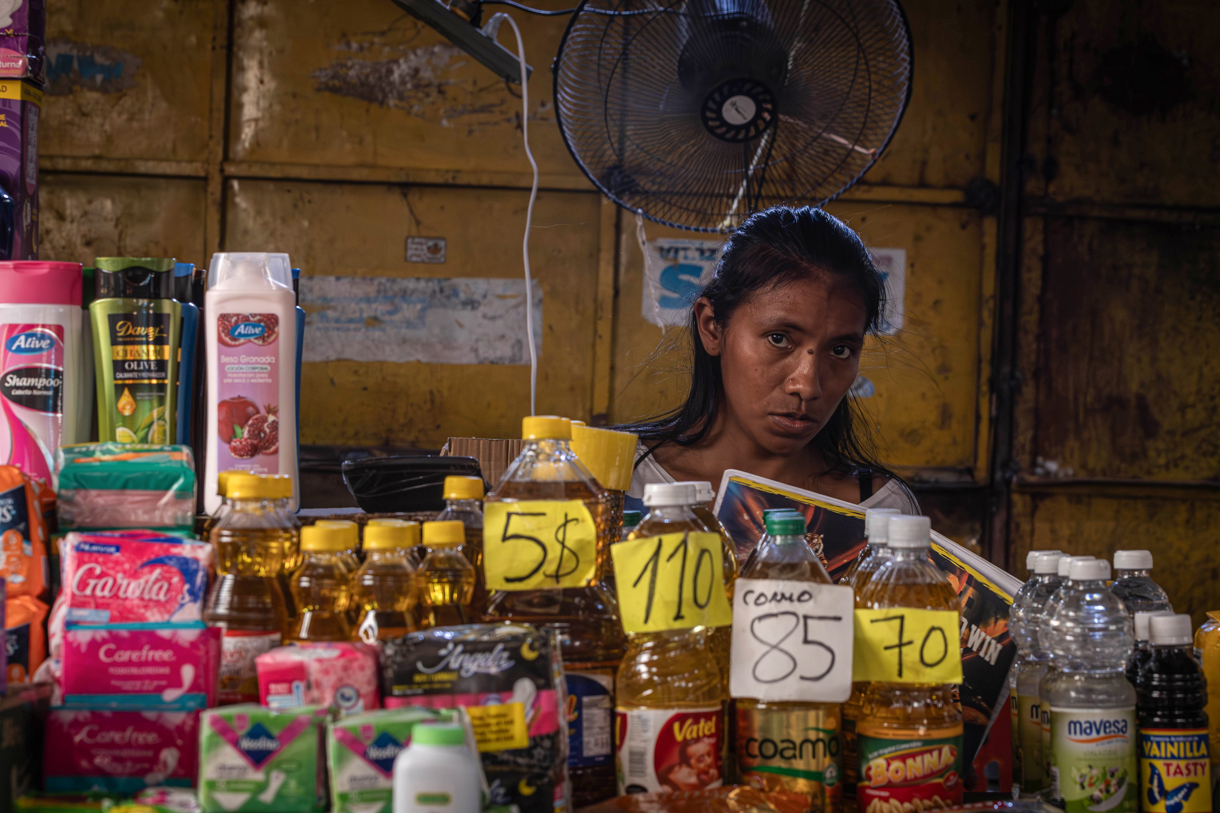 Fotografía de archivo del 16 de julio de 2024 de una mujer que vende productos en un mercado popular, en Maracaibo (Venezuela). (Foto de Henry Chirinos de la agencia EFE)