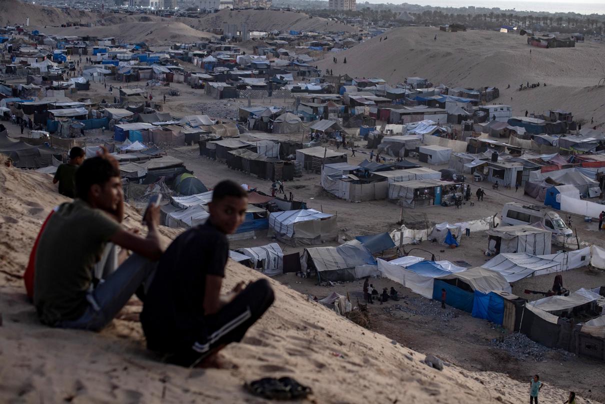 Fotografía de archivo de palestinos desplazados en Khan Younis al dur de Gaza. (Foto de Haitham Imad de la agencia EFE/EPA)