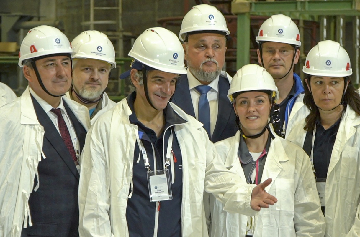 Una imagen fija tomada de un video proporcionado por el servicio de prensa de ROSATOM muestra al Director General del OIEA, Rafael Grossi (C), visitando la central nuclear de Kursk (KNPP) en Kurchatov, región de Kursk, Rusia, el 27 de agosto de 2024. (Foto de la agencia Rosatom de la agencia EFE/EPA)