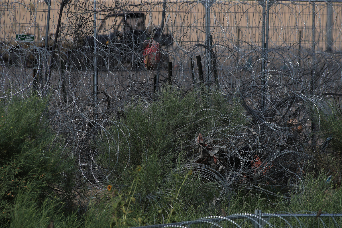 Fotografía del 6 de agosto de 2024 de barricadas de alambre de púas, en el muro fronterizo desde Ciudad Juárez, Chihuahua (México). (foto de Luis Torres de la agencia EFE)