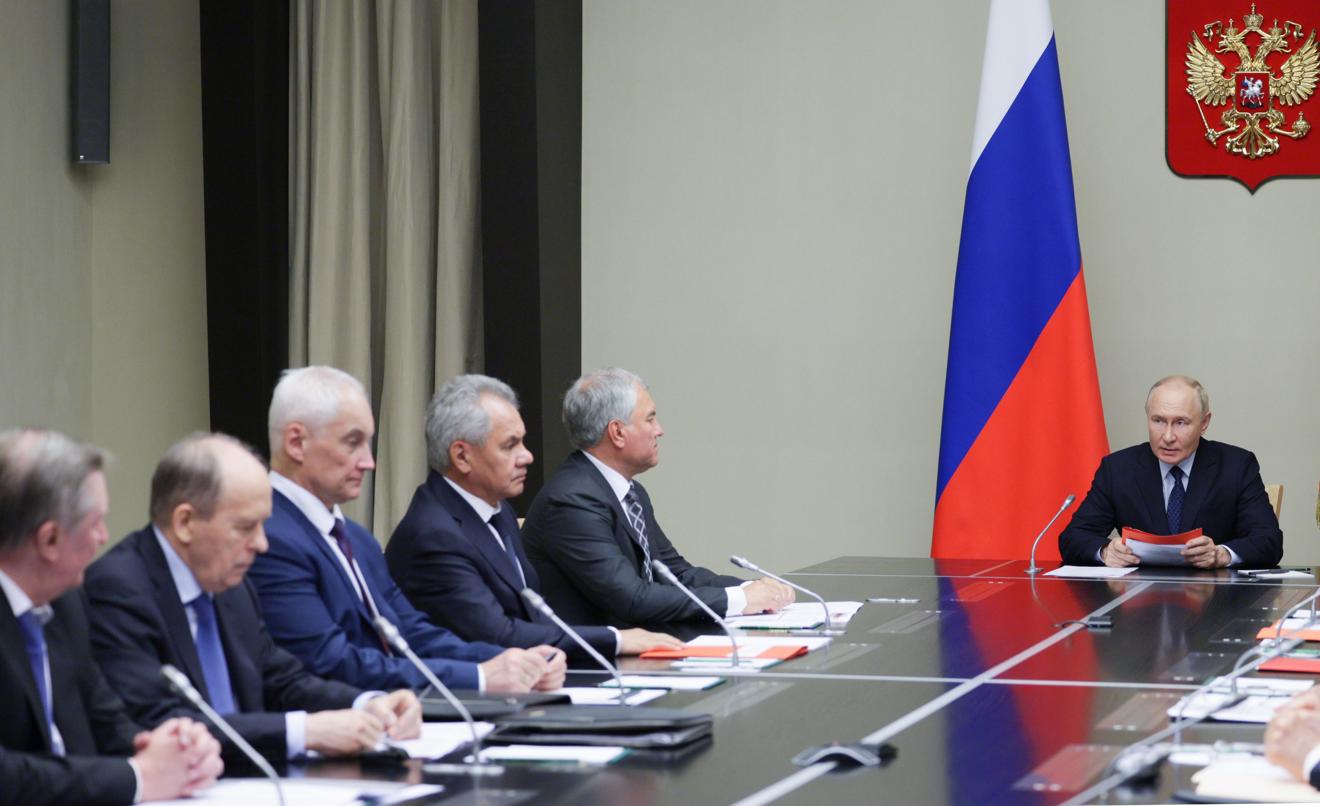 El presidente ruso, Vladimir Putin (derecha), preside una reunión con miembros del Consejo de Seguridad de Rusia en la residencia estatal de Novo-Ogaryovo, en las afueras de Moscú, Rusia, el 9 de agosto de 2024. (Foto de Aleksey Babushkin de SPUTNIK/KREMLIN para la agencia EFE/EPA)