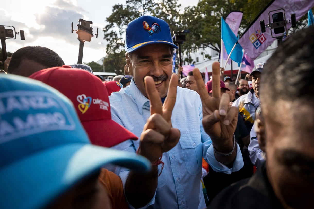 Fotografía del 17 de agosto de 2024 en donde el presidente de Venezuela, Nicolás Maduro, saluda a simpatizantes en una manifestación a favor de su Gobierno, en Caracas (Venezuela). (Foto de Miguel Gutiérrez de la agencia EFE)