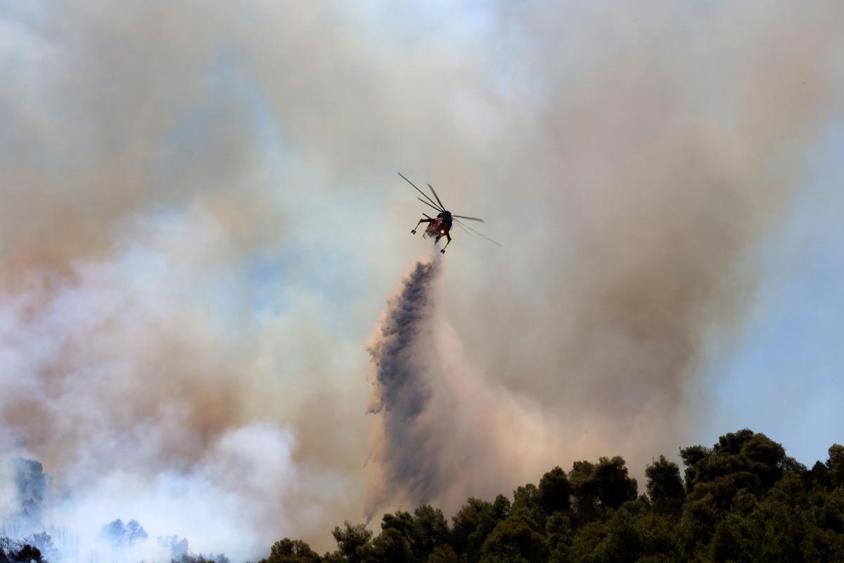 Imagen de archivo de los trabajos de extinción de un incendio en Grecia. (Foto Panagiotis Pragiannis de la agencia EFE/EPA)