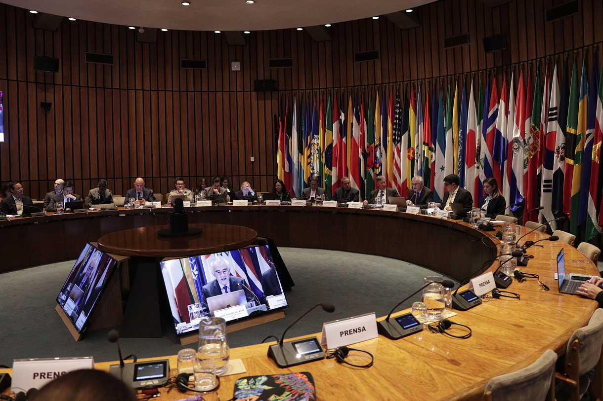 Asistentes escuchan el lanzamiento del informe anual de la Cepal “Estudio Económico de América Latina y el Caribe 2024” este martes en Santiago (Chile). (Foto de Elvis González de la agencia EFE)