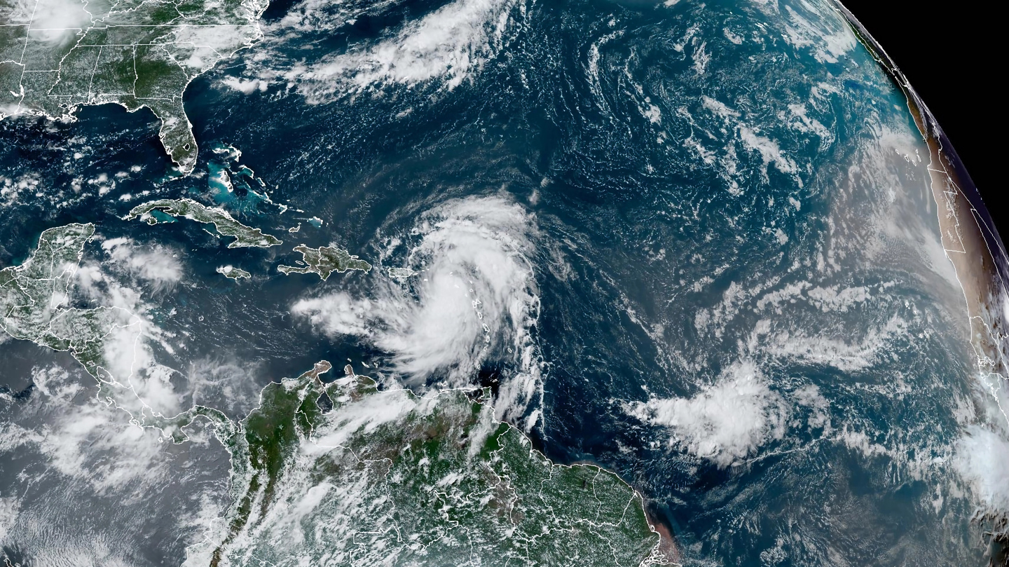 Fotografía satelital cedida el 13 de agosto de 2024 por la Oficina Nacional de Administración Oceánica y Atmosférica (NOAA) a través del Centro Nacional de Huracanes (NHC) de Estados Unidos donde se muestra la localización de la tormenta tropical Ernesto en el Atlántico. (Foto de NOAA-NHC cedida en cortesía para la agencia EFE)