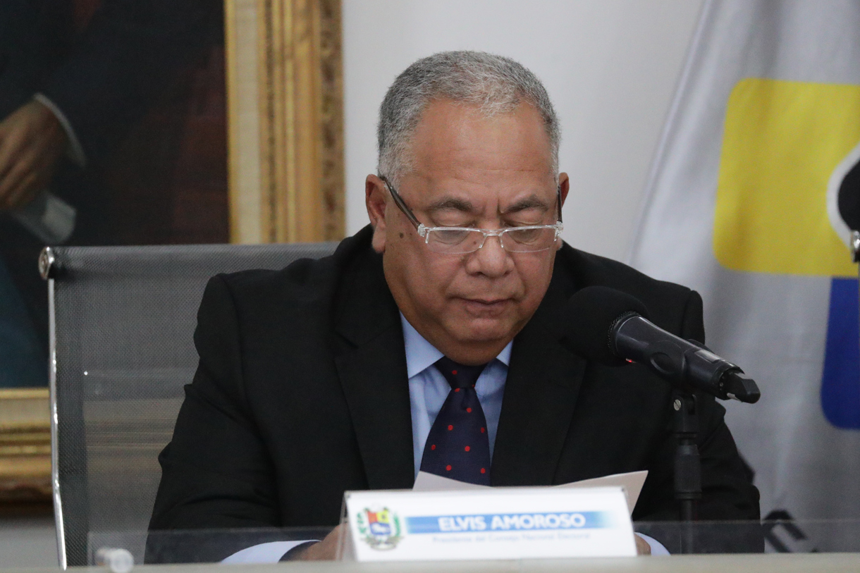 El presidente del Consejo Nacional Electoral, Elvis Amoroso, declara a la prensa el resultado del boletín de las elecciones presidenciales del 28 de julio del 2024, este viernes en Caracas (Venezuela). (Fotografía de Ronald Peña R. de la agencia EFE)