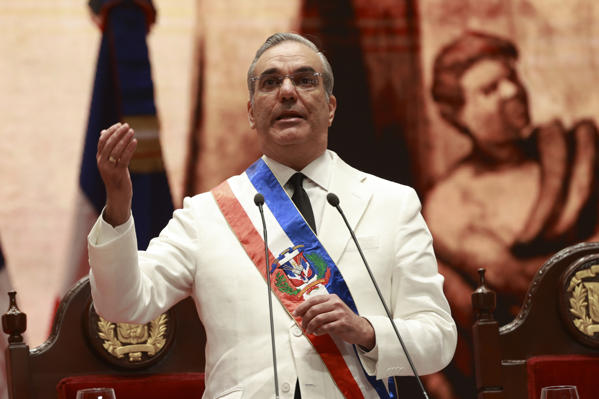 Luis Abinader habla durante la ceremonia de investidura como presidente de República Dominicana para un segundo y último mandato, este 16 de agosto de 2024, en el Teatro Nacional en Santo Domingo (República Dominicana). (Foto Orlando Barría de la agencia EFE)