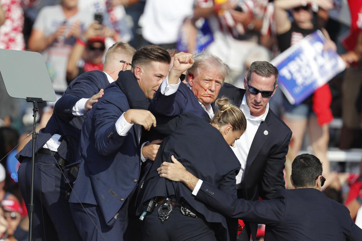 Fotografía de archivo del 13 de julio de 2024 del expresidente de Estados Unidos Donald Trump (2017-2021), sacado del escenario por el servicio secreto tras un incidente durante un mitin de campaña en Butler (Estados Unidos). (Foto de David Maxwell de la agencia EFE)