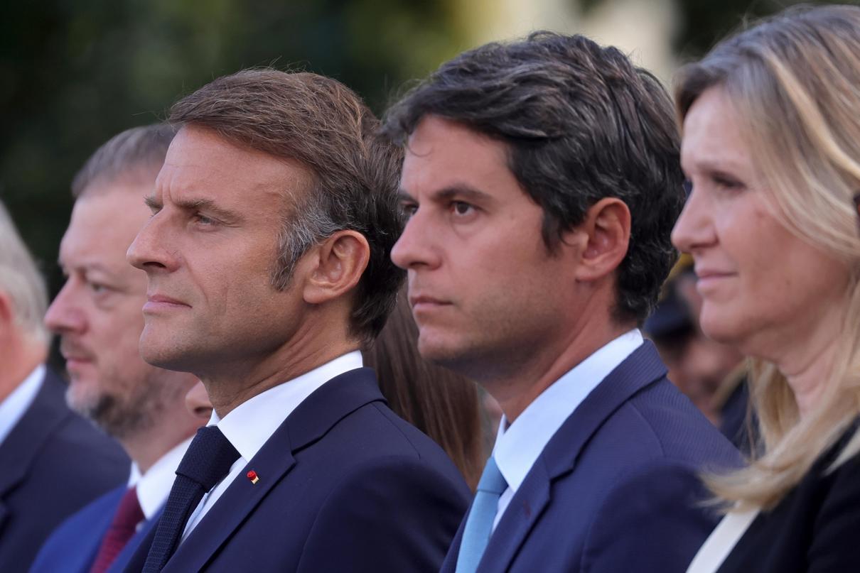 El presidente francés, Emmanuel Macron (izq.), y el primer ministro, Gabriel Attal (centro), asisten a una ceremonia conmemorativa del 80 aniversario de la Liberación de París junto a la plaza Denfert Rochereau en París, Francia, el 25 de agosto de 2024. (Foto de Teresa Suárez de la agencia EFE/EPA)