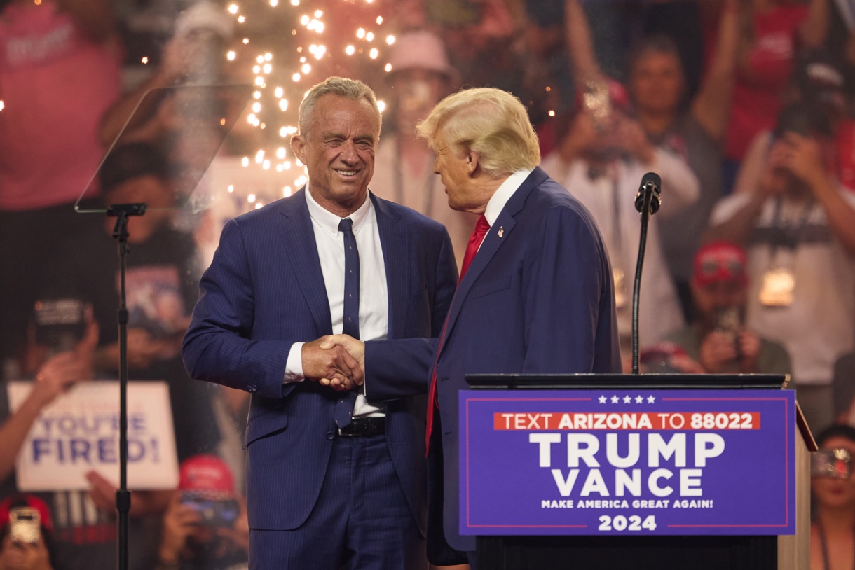 Robert F. Kennedy Jr. se une al candidato presidencial republicano Donald J. Trump (derecha) en un mitin electoral en el Desert Diamond Arena en Glendale, Arizona, EUA, el 23 de agosto de 2024. (Foto de Allison Dinner de la agencia EFE/EPA)