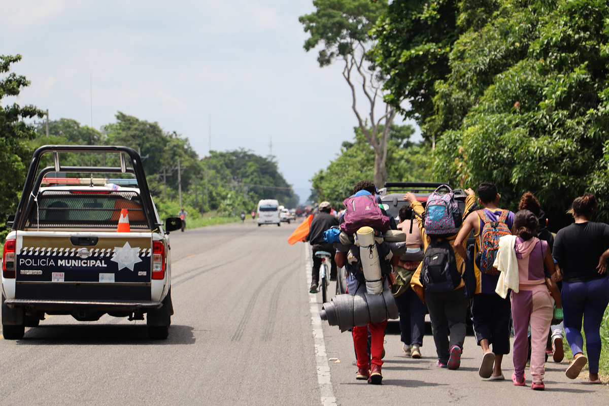 Fotografía de archivo en donde se ven migrantes que caminan en caravana el 10 de agosto de 2024 en una carretera de Tapachula (México). (Foto de Juan Manuel Blanco de la agencia EFE)