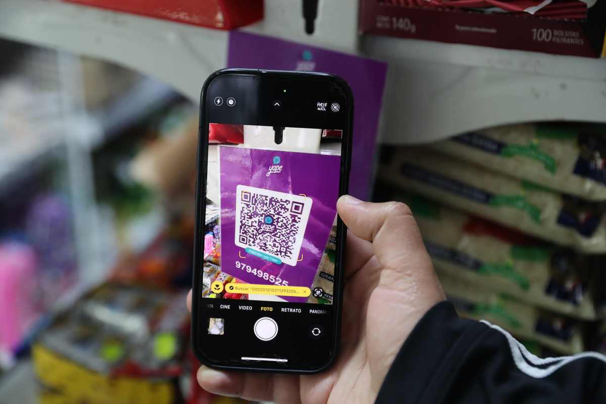 Fotografía de una persona escaneando un código QR con su teléfono en Lima (Perú). (Foto de Paolo Aguilar de la agencia EFE)