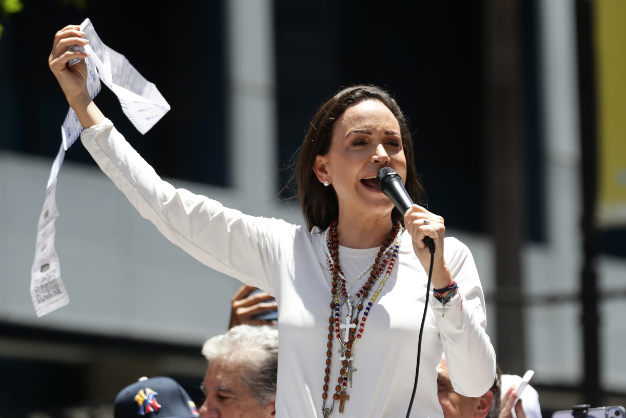 La líder opositora venezolana, María Corina Machado, pronuncia un discurso ante seguidores este 28 de agosto de 2024, en una manifestación en Caracas (Venezuela). (Foto de Ronald Peña de la agencia EFE)