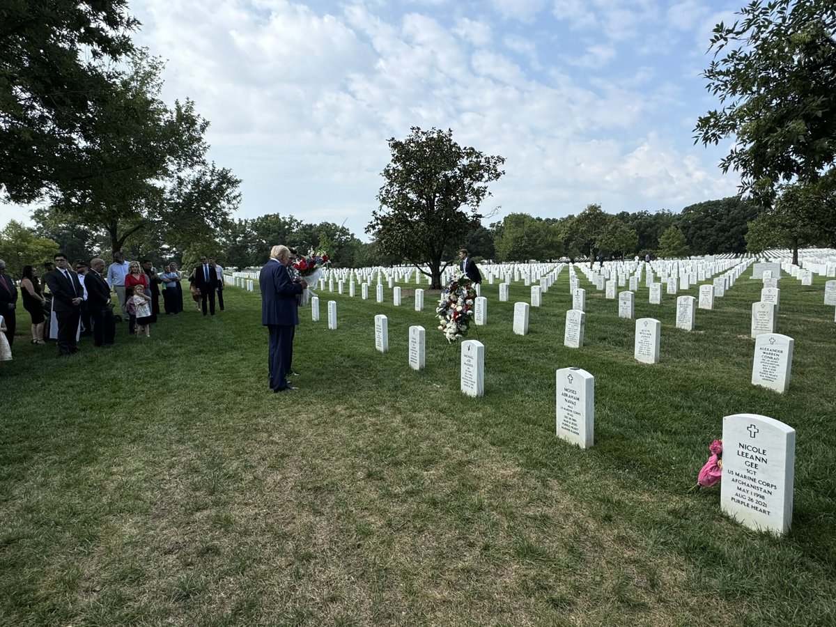 Fotografía cedida por el equipo de comunicación de Donald Trump del expresidente y candidato presidencial durante una visita al cementerio de Arlington en Virginia (Estados Unidos). (Foto de Equipo Comunicación De Donald Trump para la agencia EFE)