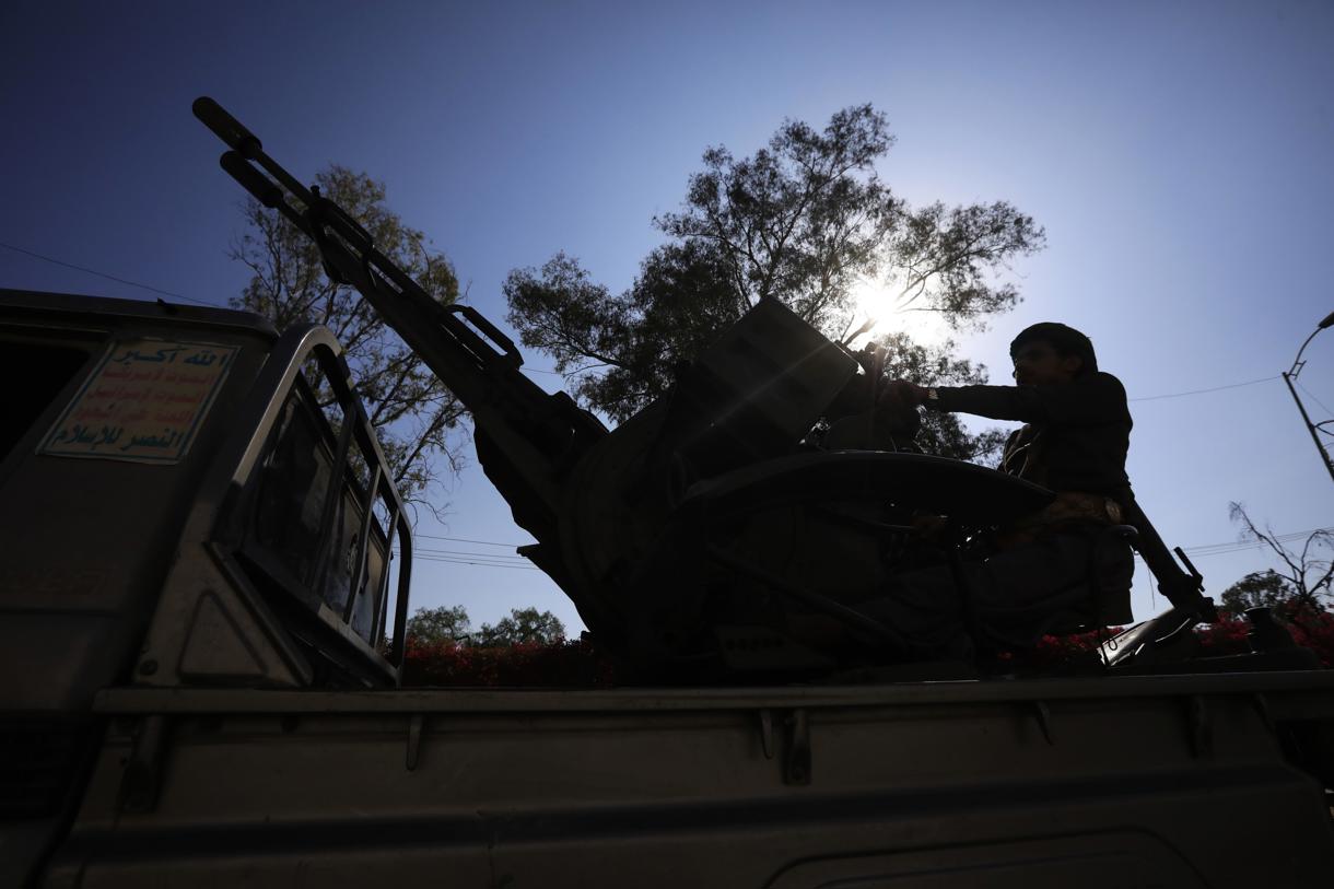 Imagen de archivo de un hutí tras una ametralladora en un vehículo en Saná, Yemen. (Foto de Yahya Arhab de la agencia EFE/EPA)