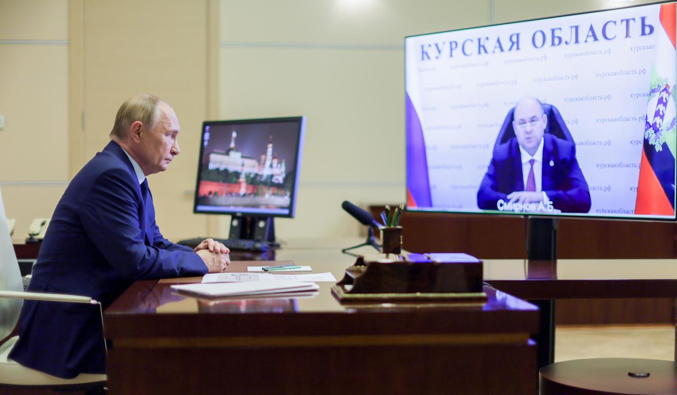 El presidente ruso, Vladimir Putin, celebra una reunión por videoconferencia con el gobernador interino de la región de Kursk, Alexei Smirnov, en la residencia estatal de Novo-Ogaryovo, en las afueras de Moscú, Rusia, el 08 de agosto de 2024. (Rusia, Moscú) (Foto de Gavriil Grigorov SPUTNIK / KREMLIN para la agencia EFE/EPA)