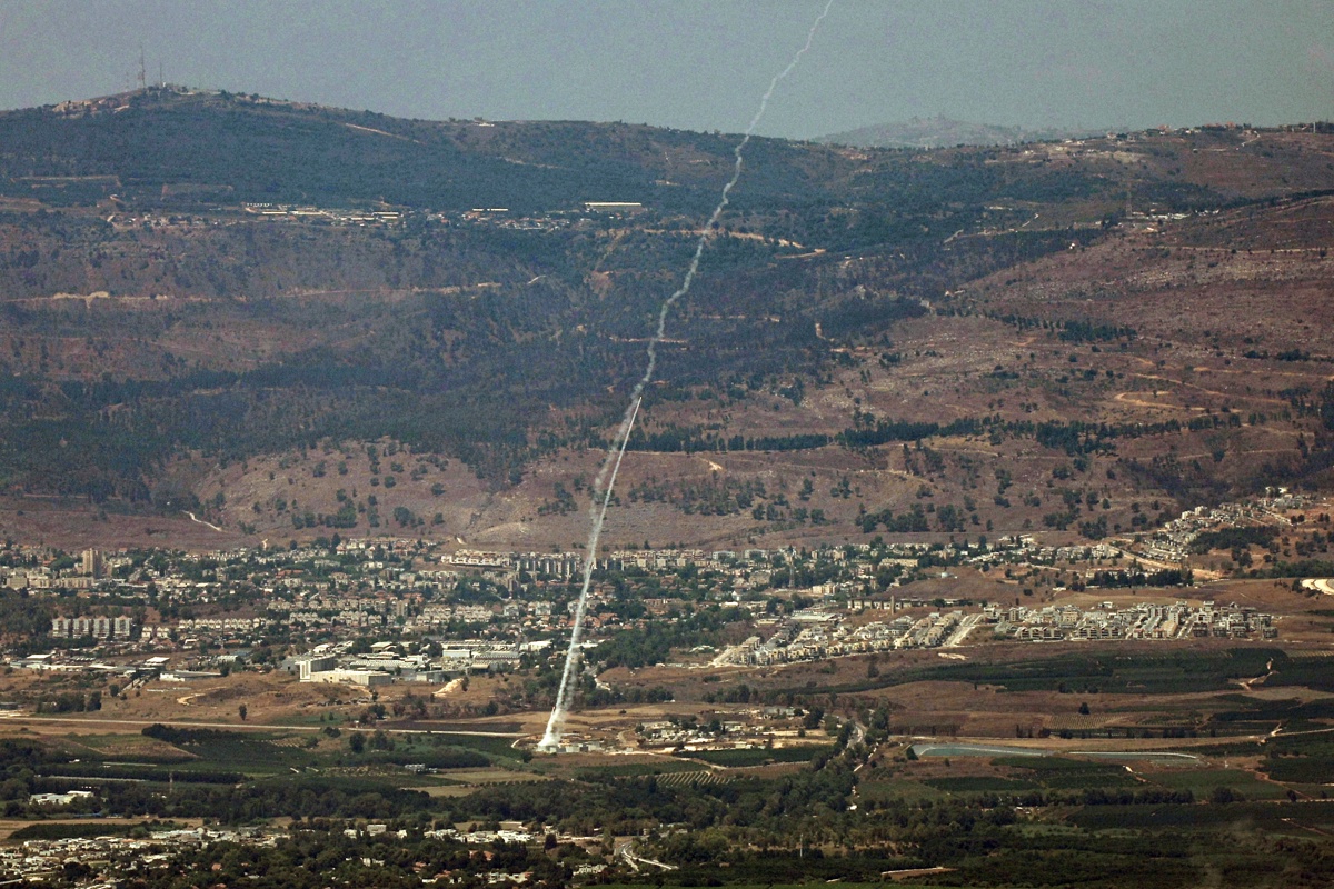 Rastro de humo de los misiles disparados por el sistema de defensa aérea israelí Cúpula de Hierro que interceptan proyectiles disparados desde el sur del Líbano sobre la Alta Galilea, en el norte de Israel, el 9 de agosto de 2024. (Foto de Atef Safadi de la agencia EFE/EPA)