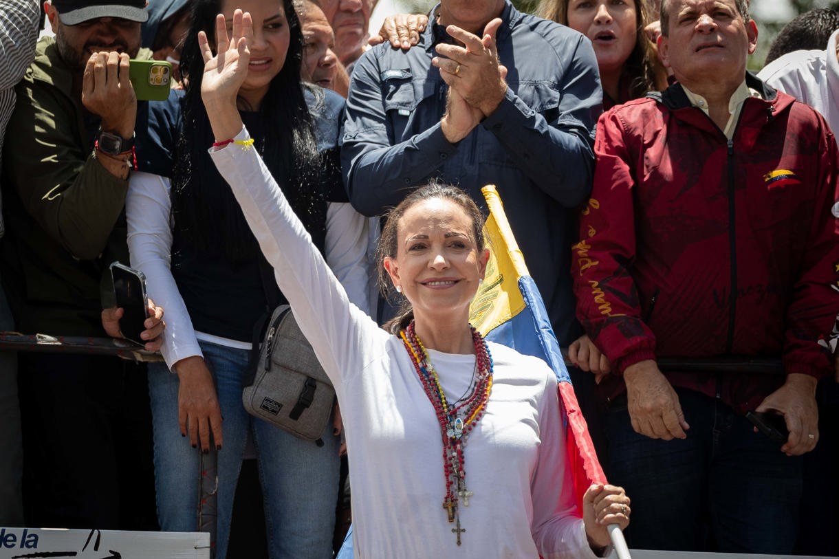 Fotografía del 3 de agosto del 2024 donde se observa a la líder opositora venezolana María Corina Machado saludando en una manifestación de apoyo al candidato a la presidencia de Venezuela Edmundo González, en Caracas (Venezuela). (Foto de Ronald Peña R. de la agencia EFE)