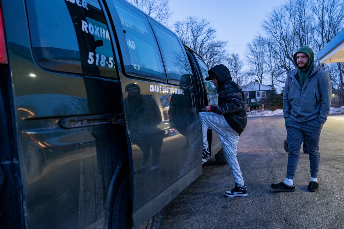 Fotografía de archivo en donde se ven migrantes en la frontera de Roxham Road, en Plattsburgh, Nueva York (Estados Unidos). (Foto de Ángel Colmenares de la agencia EFE)