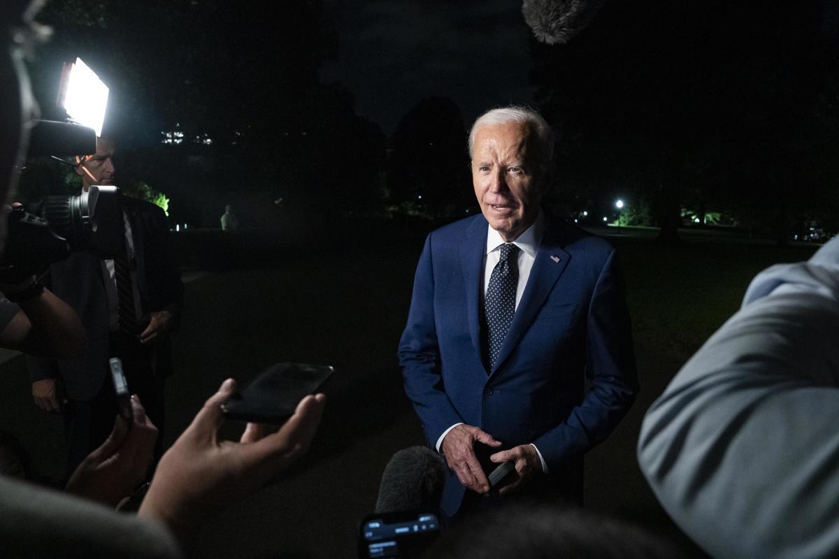 El presidente estadounidense, Joe Biden, responde a las preguntas de los periodistas después de aterrizar en Marine One en el jardín sur de la Casa Blanca en Washington, DC, EUA, el 30 de julio de 2024. (Fotografía de Ken Cedeno/Pool de la agencia EFE/EPA)