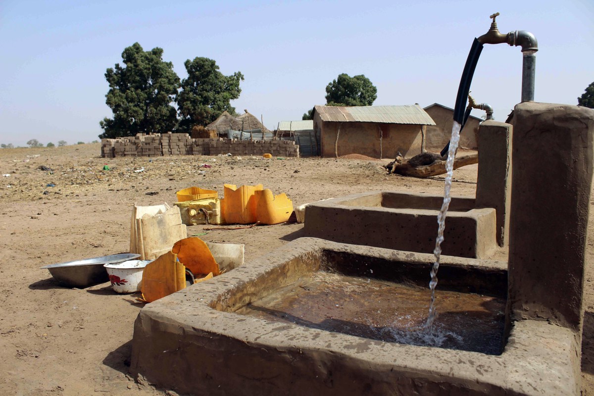 Imagen de archivo de agua potable en una aldea africana de Gambia. (Foto de María Suárez de la agencia EFE)